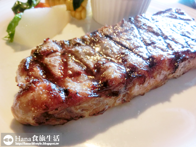 【新北三芝】長角96 | 12oz紐約克牛排 肉嫩多汁 美國西南方漢堡 麵包外酥內軟 配料豐盛超飽足