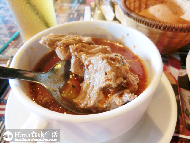 【新北三芝】長角96 | 12oz紐約克牛排 肉嫩多汁 美國西南方漢堡 麵包外酥內軟 配料豐盛超飽足