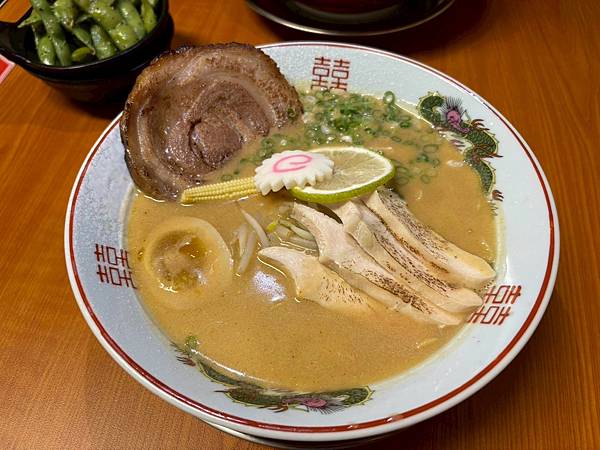 【梓村麵屋-高雄鼎中店】獨具匠心的湯頭，每一口喝下都滿滿感受