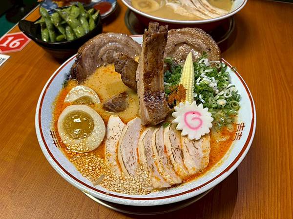 【梓村麵屋-高雄鼎中店】獨具匠心的湯頭，每一口喝下都滿滿感受