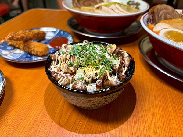 【梓村麵屋-高雄鼎中店】獨具匠心的湯頭，每一口喝下都滿滿感受