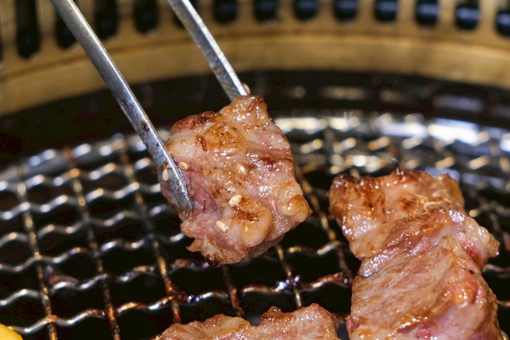 台中燒肉人氣推薦！敘禾燒肉壽星送肉肉、蛋糕，剝皮辣椒雞湯喝到飽。