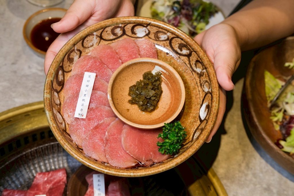 台中燒肉人氣推薦！敘禾燒肉壽星送肉肉、蛋糕，剝皮辣椒雞湯喝到飽。