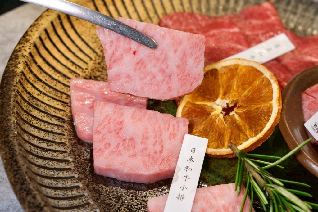 台中燒肉人氣推薦！敘禾燒肉壽星送肉肉、蛋糕，剝皮辣椒雞湯喝到飽。