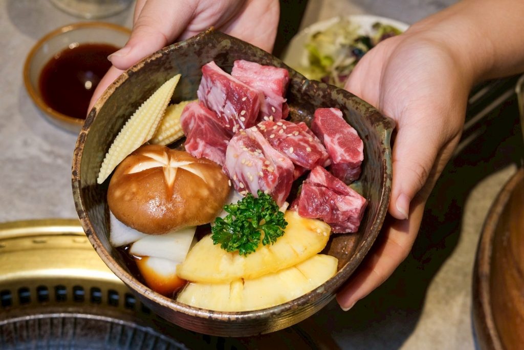 台中燒肉人氣推薦！敘禾燒肉壽星送肉肉、蛋糕，剝皮辣椒雞湯喝到飽。