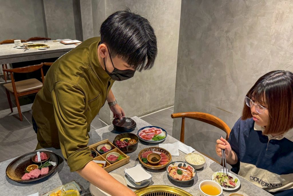 台中燒肉人氣推薦！敘禾燒肉壽星送肉肉、蛋糕，剝皮辣椒雞湯喝到飽。