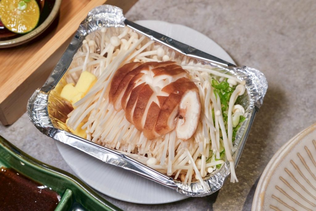 台中燒肉人氣推薦！敘禾燒肉壽星送肉肉、蛋糕，剝皮辣椒雞湯喝到飽。