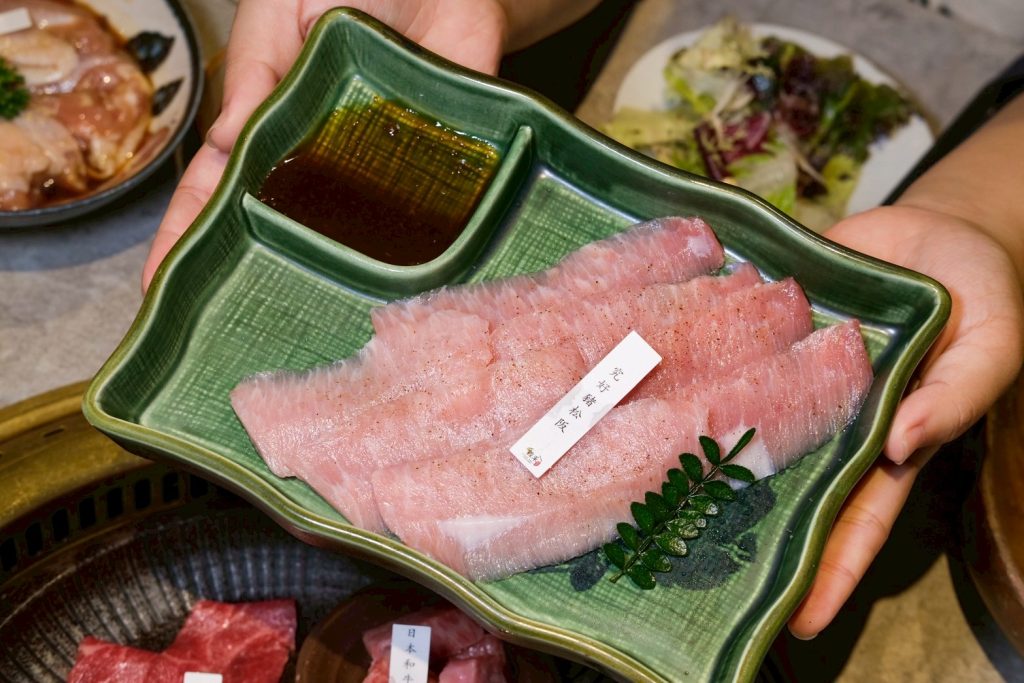 台中燒肉人氣推薦！敘禾燒肉壽星送肉肉、蛋糕，剝皮辣椒雞湯喝到飽。