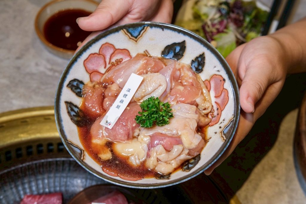 台中燒肉人氣推薦！敘禾燒肉壽星送肉肉、蛋糕，剝皮辣椒雞湯喝到飽。