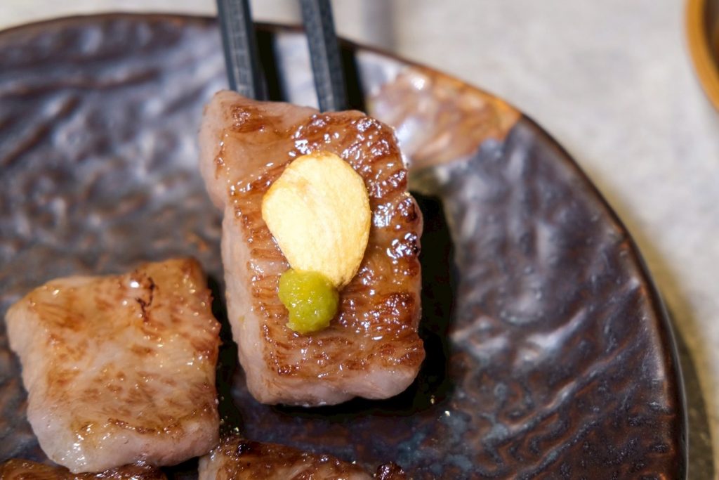 台中燒肉人氣推薦！敘禾燒肉壽星送肉肉、蛋糕，剝皮辣椒雞湯喝到飽。