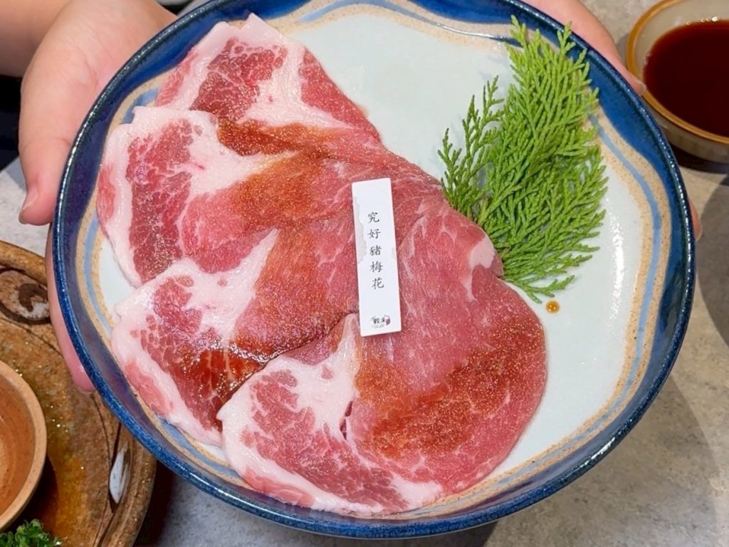 台中燒肉人氣推薦！敘禾燒肉壽星送肉肉、蛋糕，剝皮辣椒雞湯喝到飽。