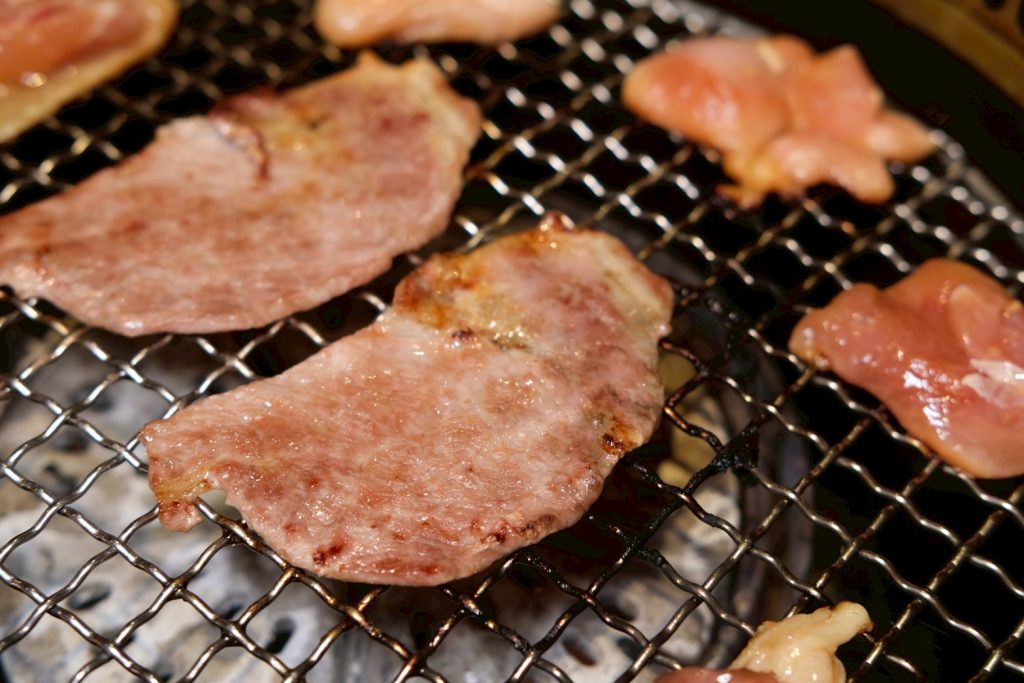 台中燒肉人氣推薦！敘禾燒肉壽星送肉肉、蛋糕，剝皮辣椒雞湯喝到飽。