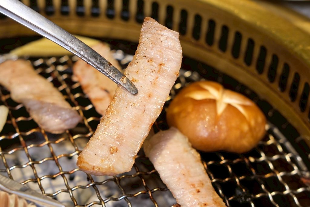 台中燒肉人氣推薦！敘禾燒肉壽星送肉肉、蛋糕，剝皮辣椒雞湯喝到飽。