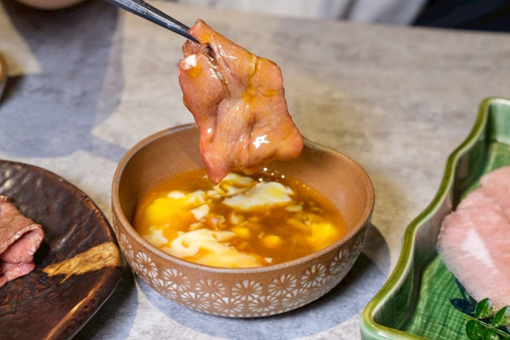 台中燒肉人氣推薦！敘禾燒肉壽星送肉肉、蛋糕，剝皮辣椒雞湯喝到飽。