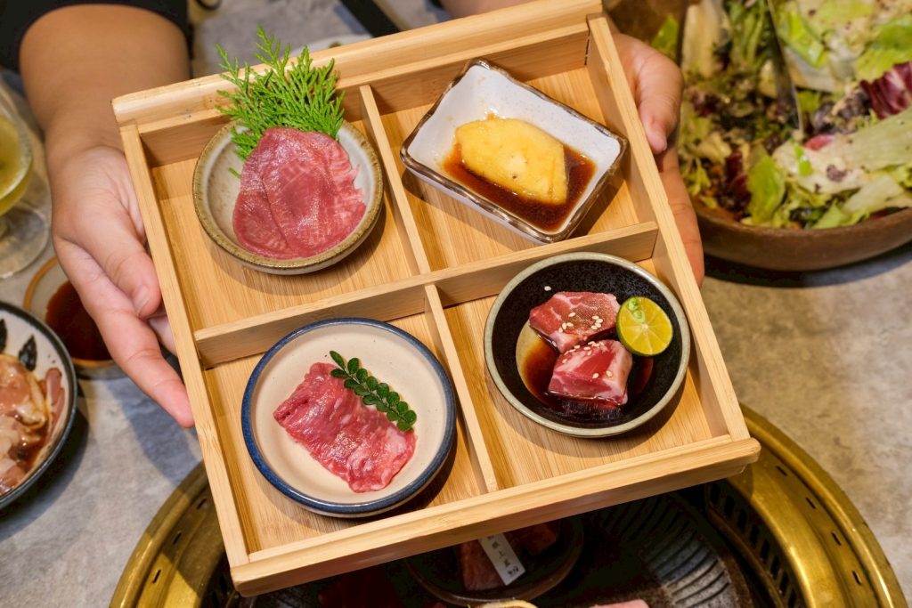 台中燒肉人氣推薦！敘禾燒肉壽星送肉肉、蛋糕，剝皮辣椒雞湯喝到飽。