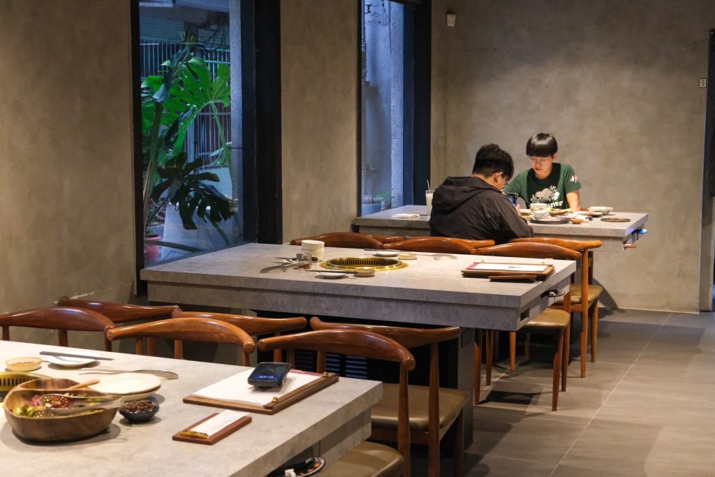 台中燒肉人氣推薦！敘禾燒肉壽星送肉肉、蛋糕，剝皮辣椒雞湯喝到飽。