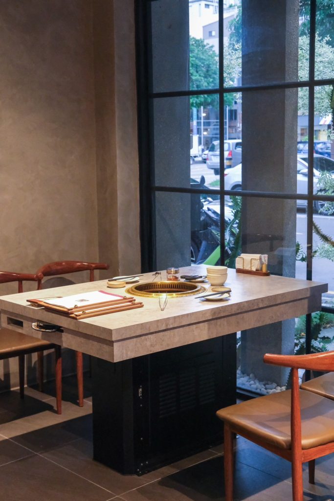 台中燒肉人氣推薦！敘禾燒肉壽星送肉肉、蛋糕，剝皮辣椒雞湯喝到飽。