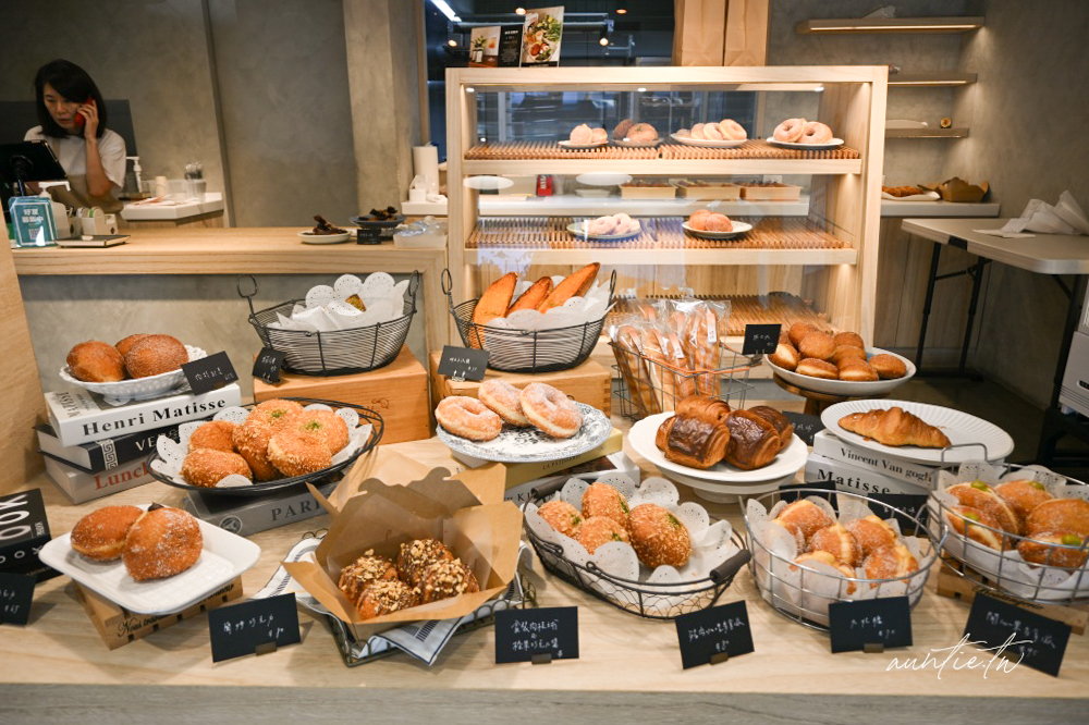 內湖麵包店必吃!峰焙多拿滋口味超多,開心果、紅豆肉桂、法式檸檬都有。