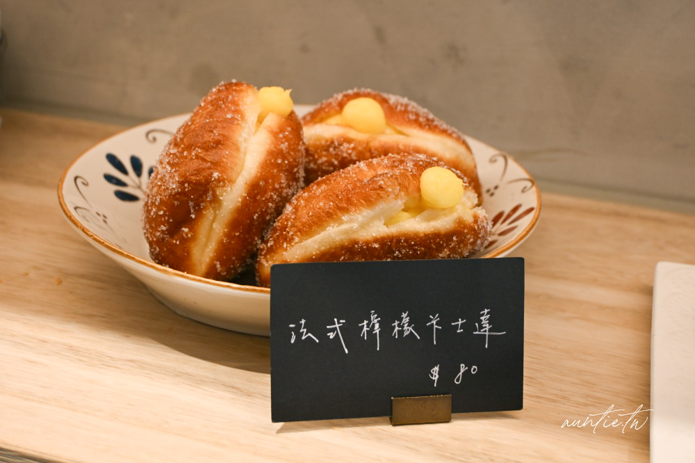 內湖麵包店必吃!峰焙多拿滋口味超多,開心果、紅豆肉桂、法式檸檬都有。