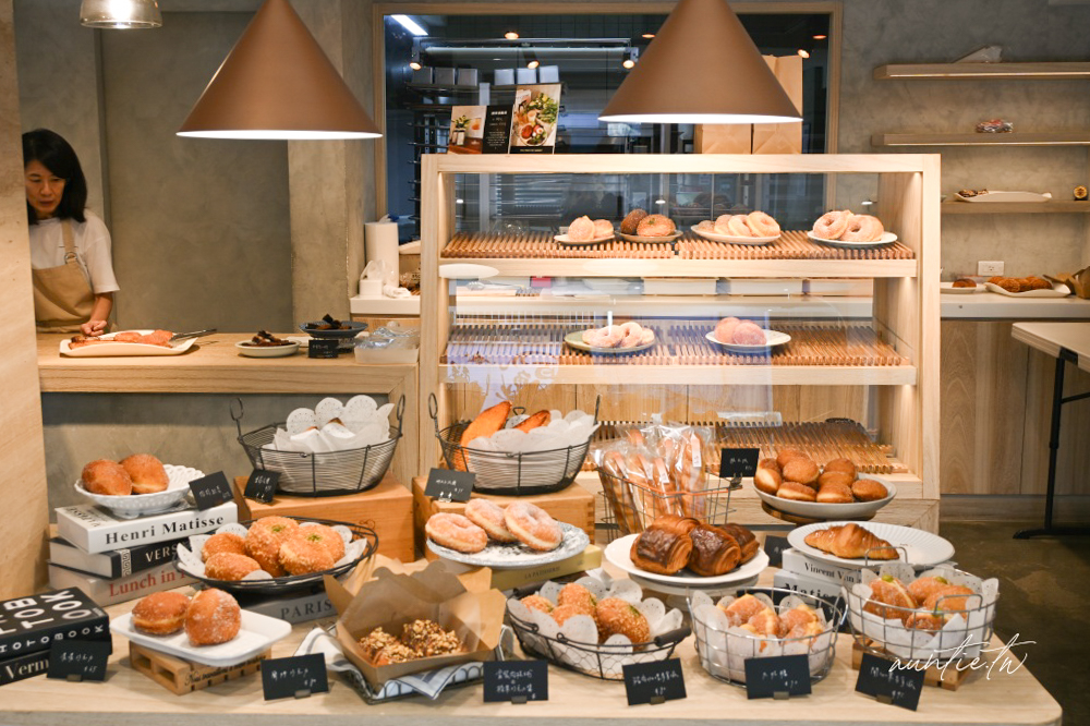 內湖麵包店必吃!峰焙多拿滋口味超多,開心果、紅豆肉桂、法式檸檬都有。