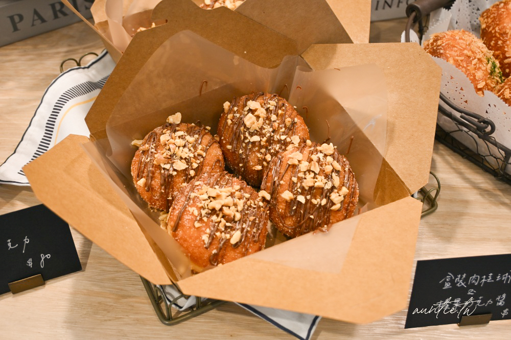 內湖麵包店必吃!峰焙多拿滋口味超多,開心果、紅豆肉桂、法式檸檬都有。