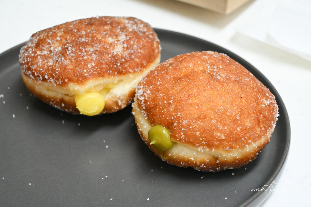 內湖麵包店必吃!峰焙多拿滋口味超多,開心果、紅豆肉桂、法式檸檬都有。