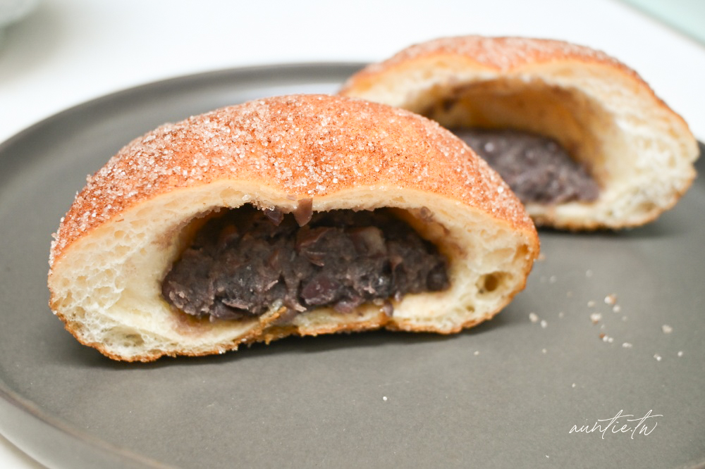 內湖麵包店必吃!峰焙多拿滋口味超多,開心果、紅豆肉桂、法式檸檬都有。