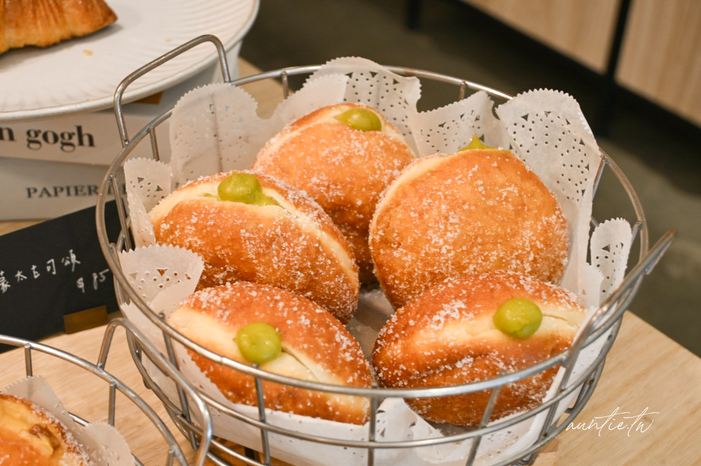 內湖麵包店必吃!峰焙多拿滋口味超多,開心果、紅豆肉桂、法式檸檬都有。