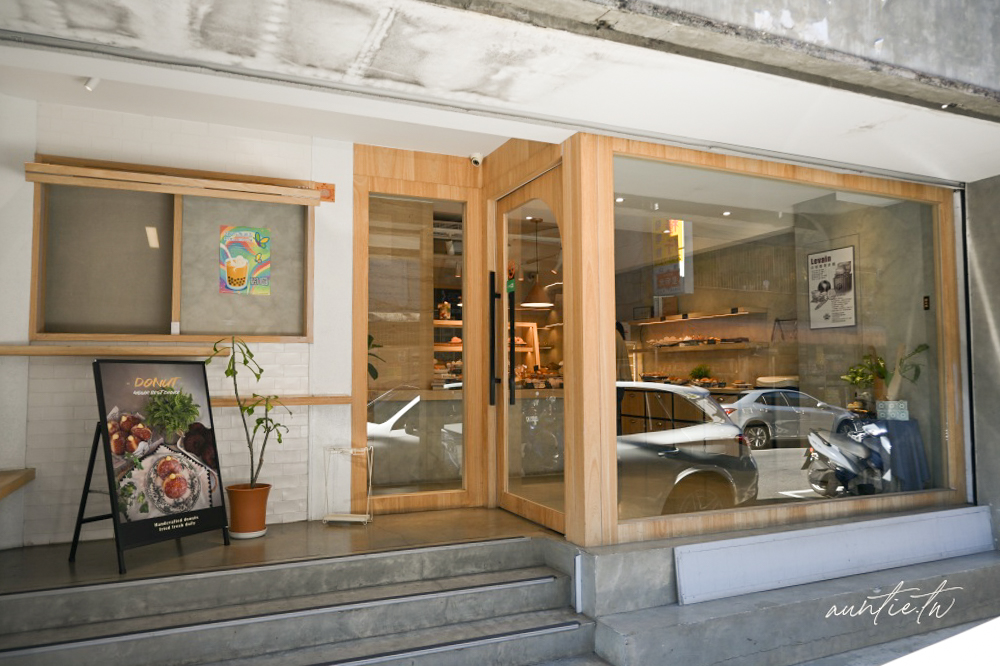 內湖麵包店必吃!峰焙多拿滋口味超多,開心果、紅豆肉桂、法式檸檬都有。