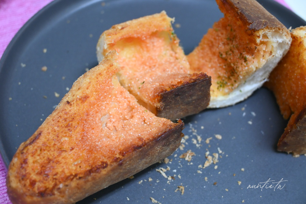 內湖麵包店必吃!峰焙多拿滋口味超多,開心果、紅豆肉桂、法式檸檬都有。