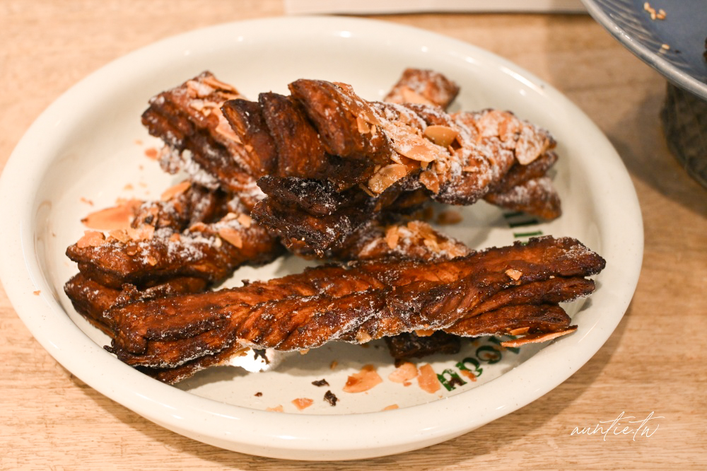 內湖麵包店必吃!峰焙多拿滋口味超多,開心果、紅豆肉桂、法式檸檬都有。