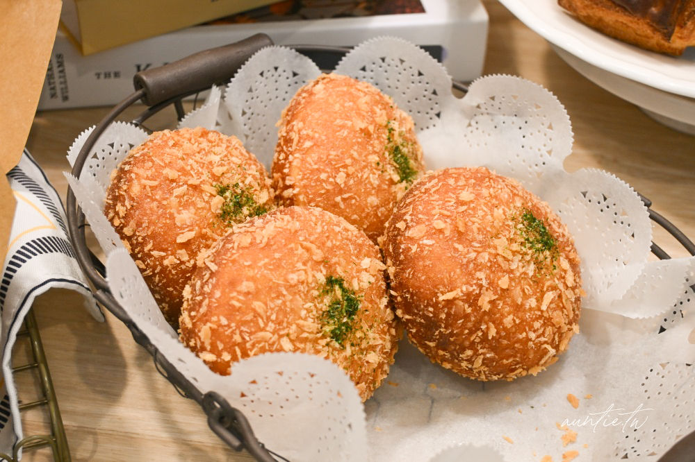 內湖麵包店必吃!峰焙多拿滋口味超多,開心果、紅豆肉桂、法式檸檬都有。