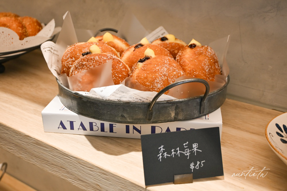 內湖麵包店必吃!峰焙多拿滋口味超多,開心果、紅豆肉桂、法式檸檬都有。