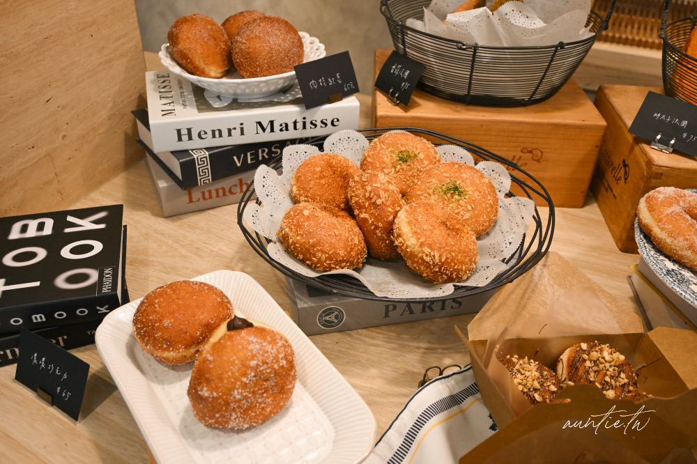 內湖麵包店必吃!峰焙多拿滋口味超多,開心果、紅豆肉桂、法式檸檬都有。