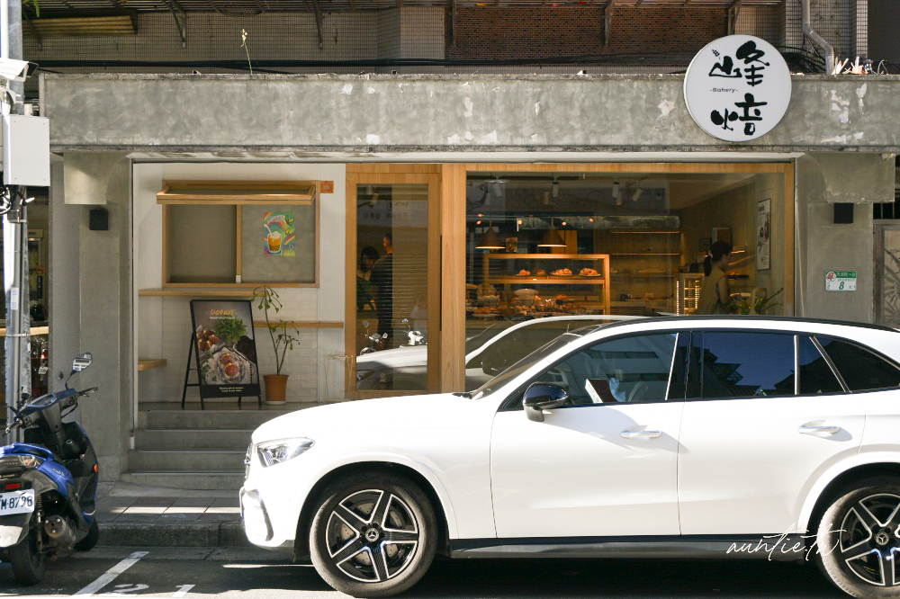 內湖麵包店必吃!峰焙多拿滋口味超多,開心果、紅豆肉桂、法式檸檬都有。