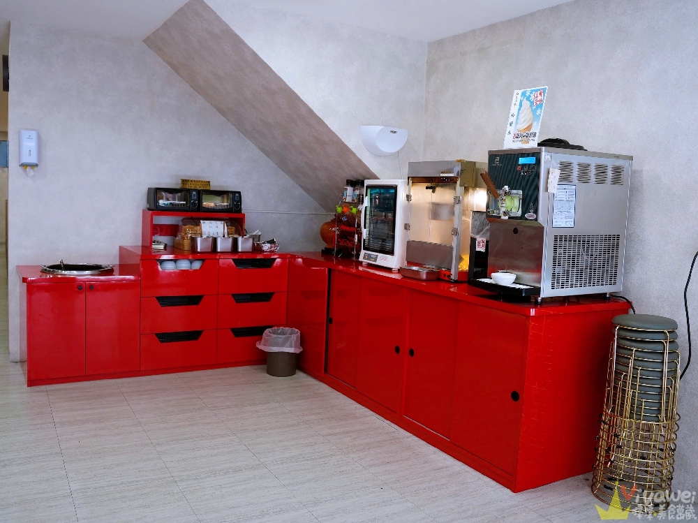 【紅吱吱牛排】平價排餐只要180元起~可免費加麵一次!自助吧享濃湯,爆米花,抹醬吐司,冷熱飲,霜淇淋免費吃到飽!