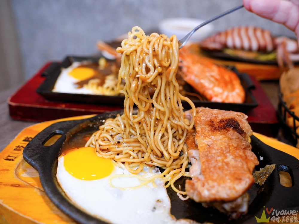 【紅吱吱牛排】平價排餐只要180元起~可免費加麵一次!自助吧享濃湯,爆米花,抹醬吐司,冷熱飲,霜淇淋免費吃到飽!