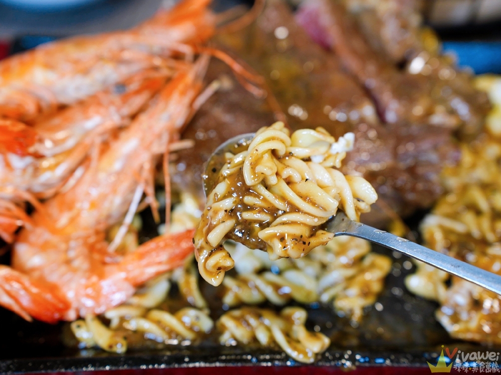 【紅吱吱牛排】平價排餐只要180元起~可免費加麵一次!自助吧享濃湯,爆米花,抹醬吐司,冷熱飲,霜淇淋免費吃到飽!