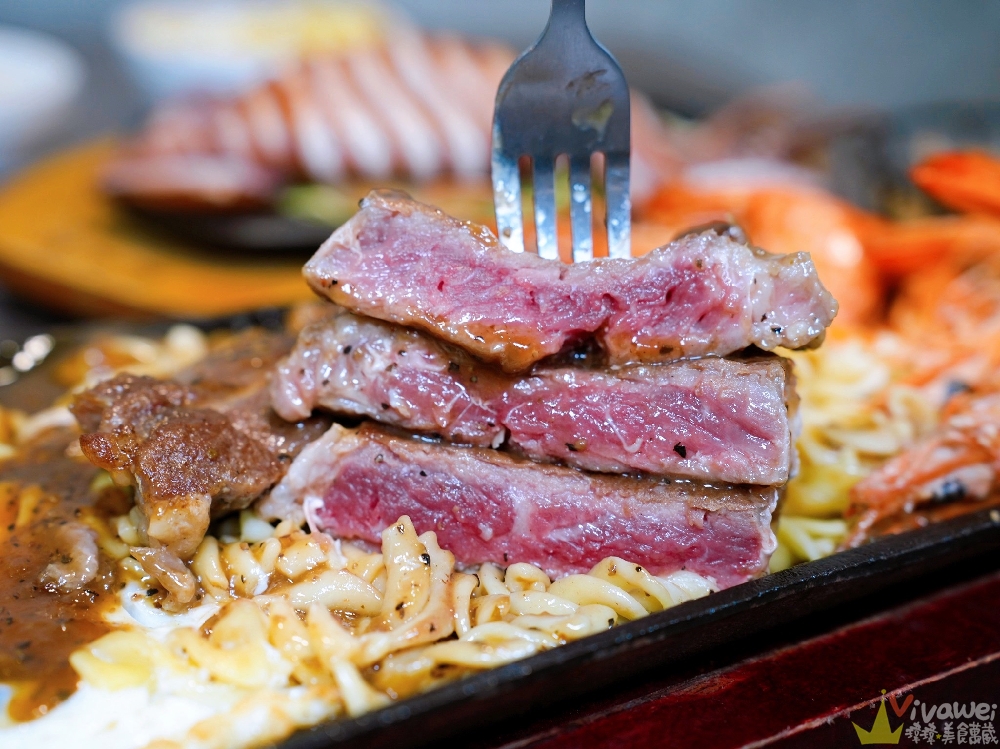 【紅吱吱牛排】平價排餐只要180元起~可免費加麵一次!自助吧享濃湯,爆米花,抹醬吐司,冷熱飲,霜淇淋免費吃到飽!