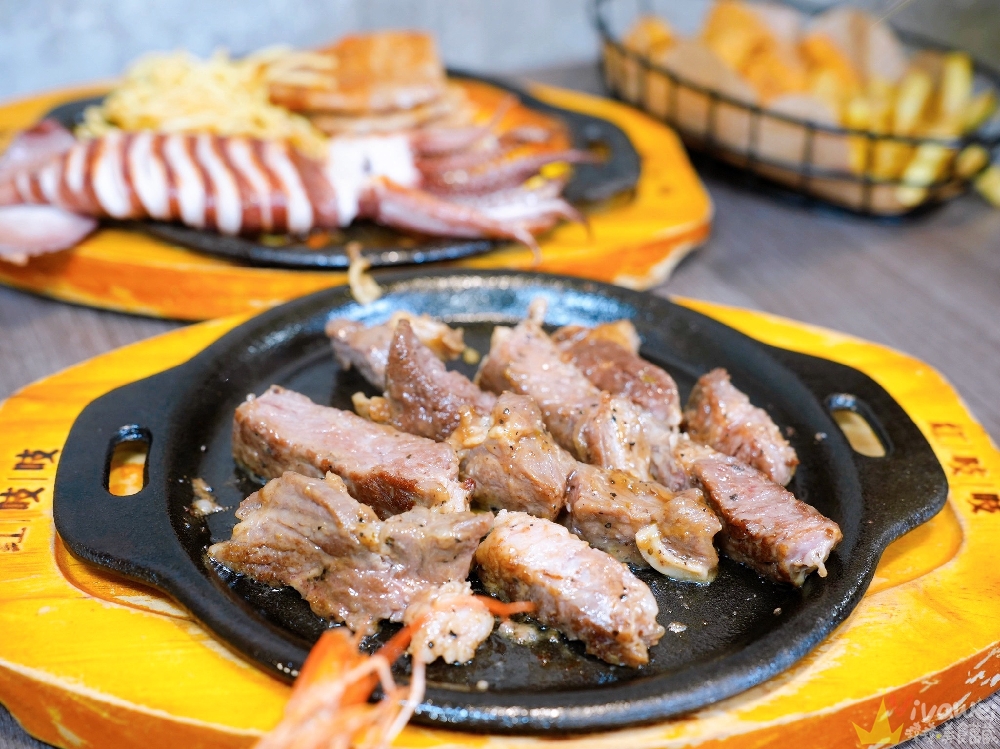 【紅吱吱牛排】平價排餐只要180元起~可免費加麵一次!自助吧享濃湯,爆米花,抹醬吐司,冷熱飲,霜淇淋免費吃到飽!