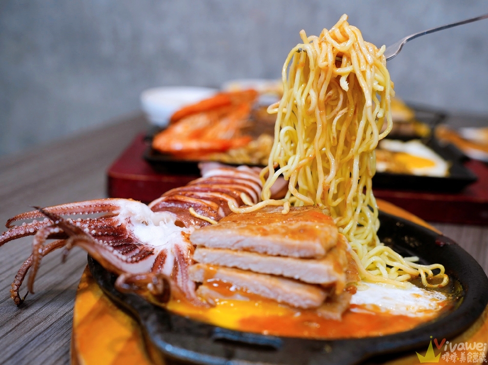 【紅吱吱牛排】平價排餐只要180元起~可免費加麵一次!自助吧享濃湯,爆米花,抹醬吐司,冷熱飲,霜淇淋免費吃到飽!