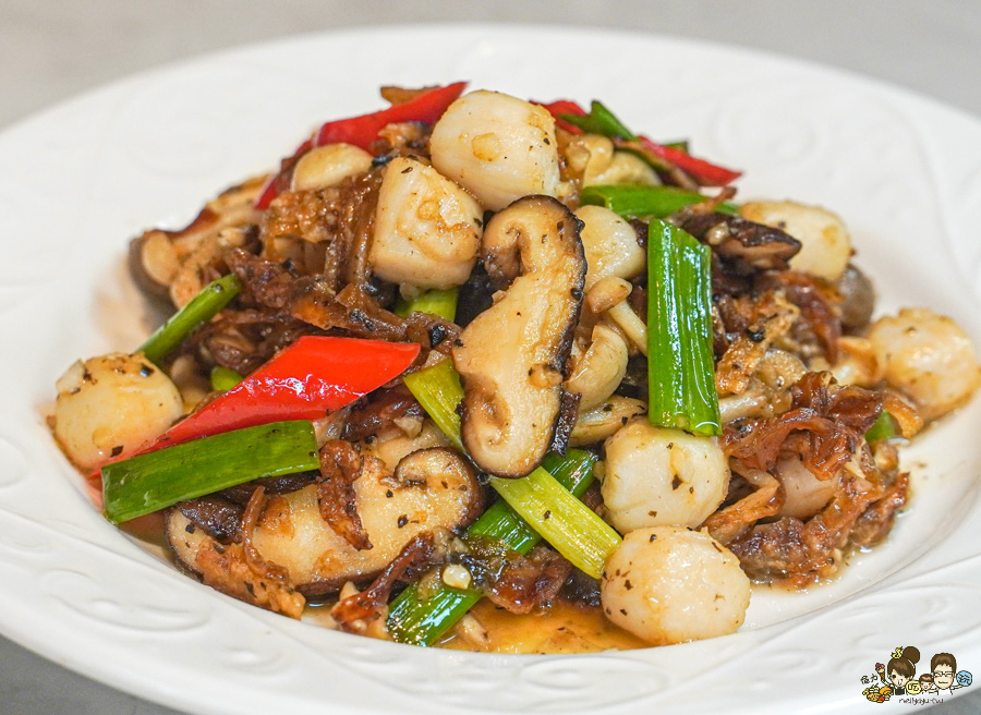 饕客必訪高雄巨蛋商圈 麟粥宮砂鍋粥、活體海鮮鮮甜粥品上桌 X 私房特色料理、高雄巨蛋商圈美食推薦 - 跟著尼力吃喝玩樂＆親子生活