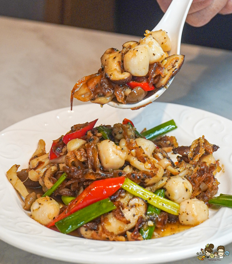 饕客必訪高雄巨蛋商圈 麟粥宮砂鍋粥、活體海鮮鮮甜粥品上桌 X 私房特色料理、高雄巨蛋商圈美食推薦 - 跟著尼力吃喝玩樂＆親子生活