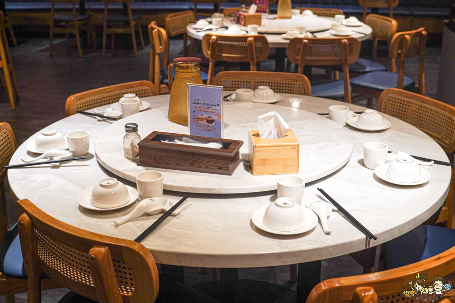 饕客必訪高雄巨蛋商圈 麟粥宮砂鍋粥、活體海鮮鮮甜粥品上桌 X 私房特色料理、高雄巨蛋商圈美食推薦 - 跟著尼力吃喝玩樂＆親子生活