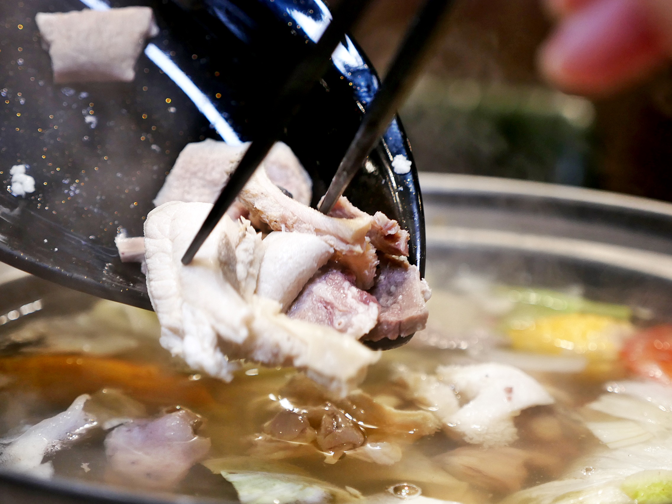 結合手路熱炒的溫體牛火鍋，逆紋手切肉隨便涮幾下就好鮮甜