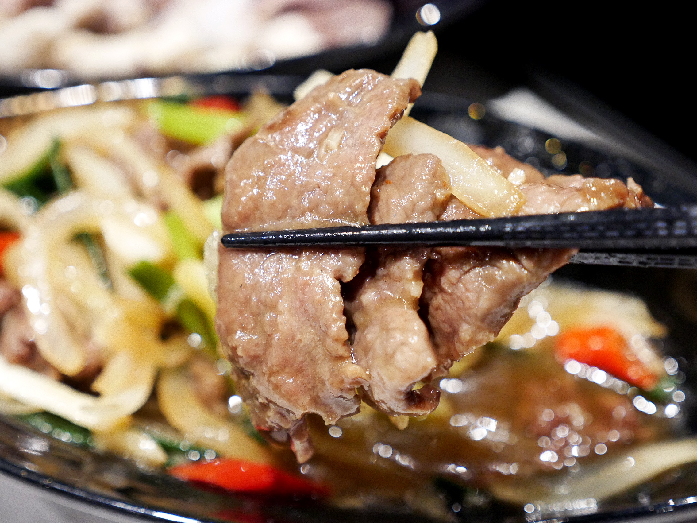 結合手路熱炒的溫體牛火鍋，逆紋手切肉隨便涮幾下就好鮮甜