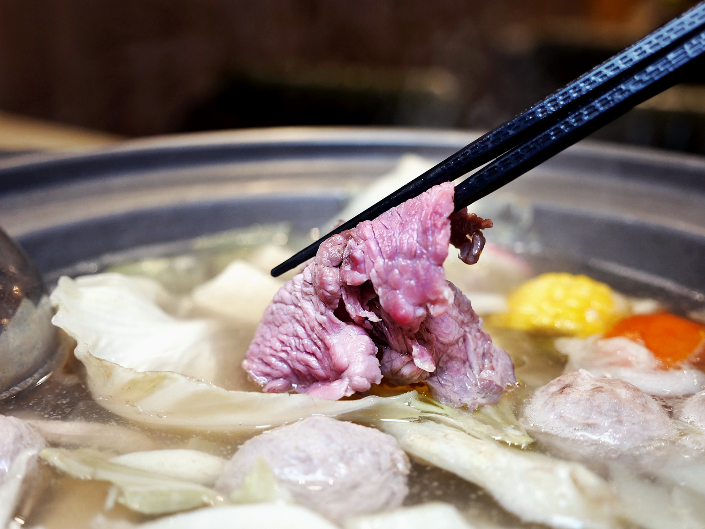 結合手路熱炒的溫體牛火鍋，逆紋手切肉隨便涮幾下就好鮮甜