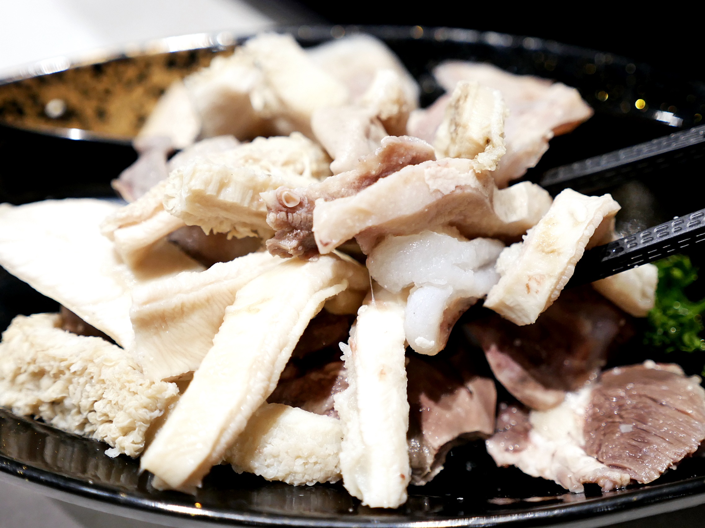 結合手路熱炒的溫體牛火鍋，逆紋手切肉隨便涮幾下就好鮮甜