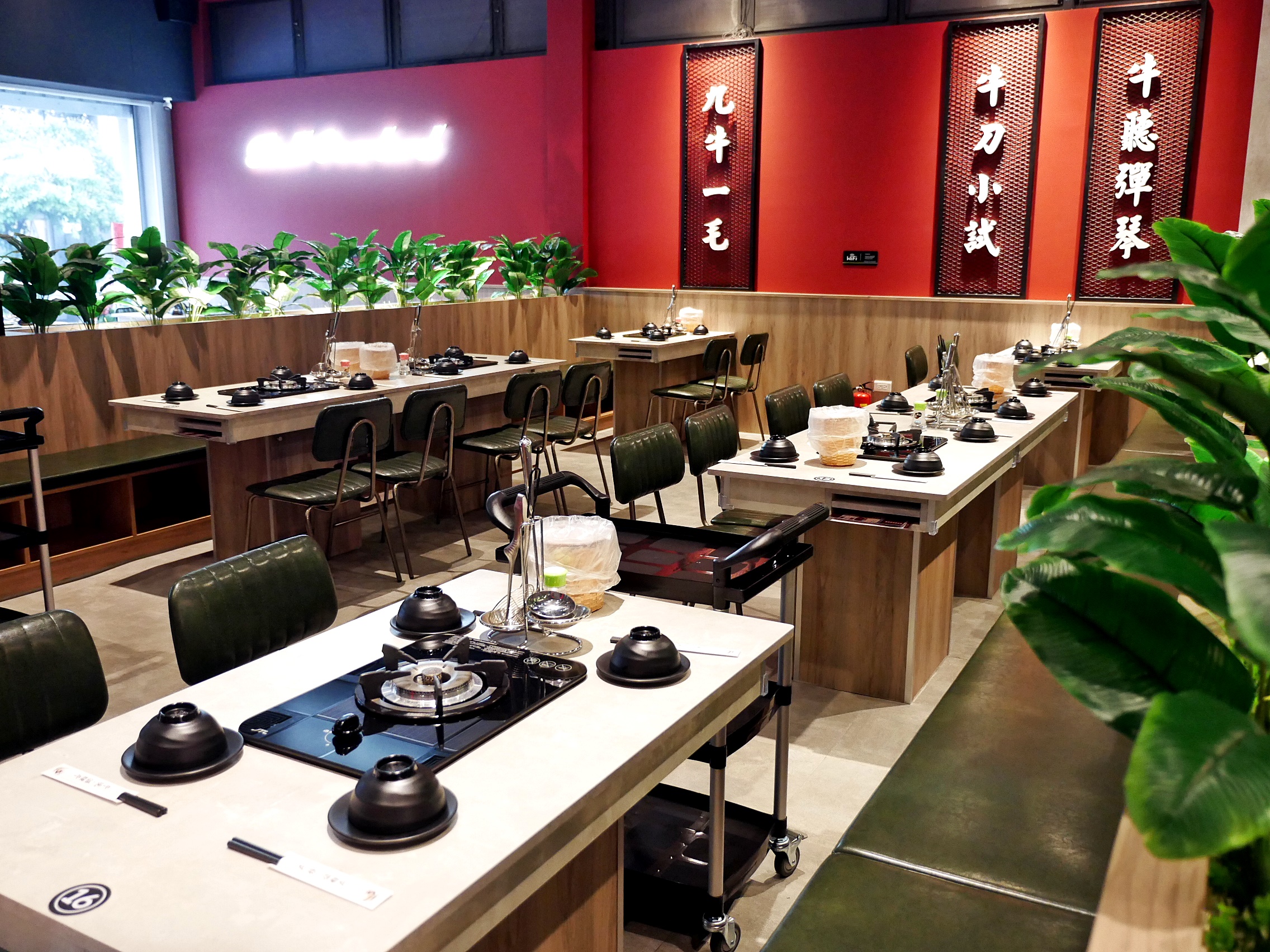 結合手路熱炒的溫體牛火鍋，逆紋手切肉隨便涮幾下就好鮮甜