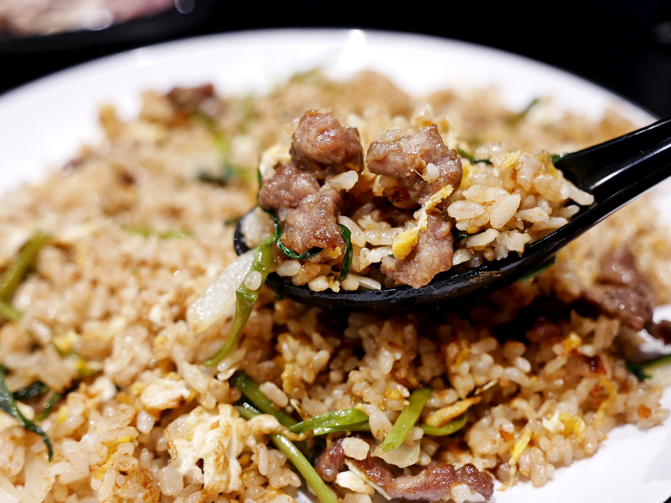 結合手路熱炒的溫體牛火鍋，逆紋手切肉隨便涮幾下就好鮮甜